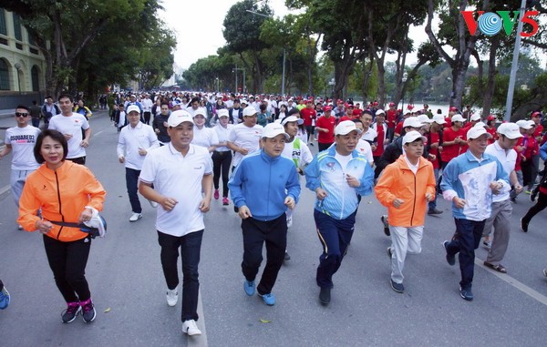 Во Вьетнаме проходят различные мероприятия, посвященные Олимпийскому дню бега - ảnh 1